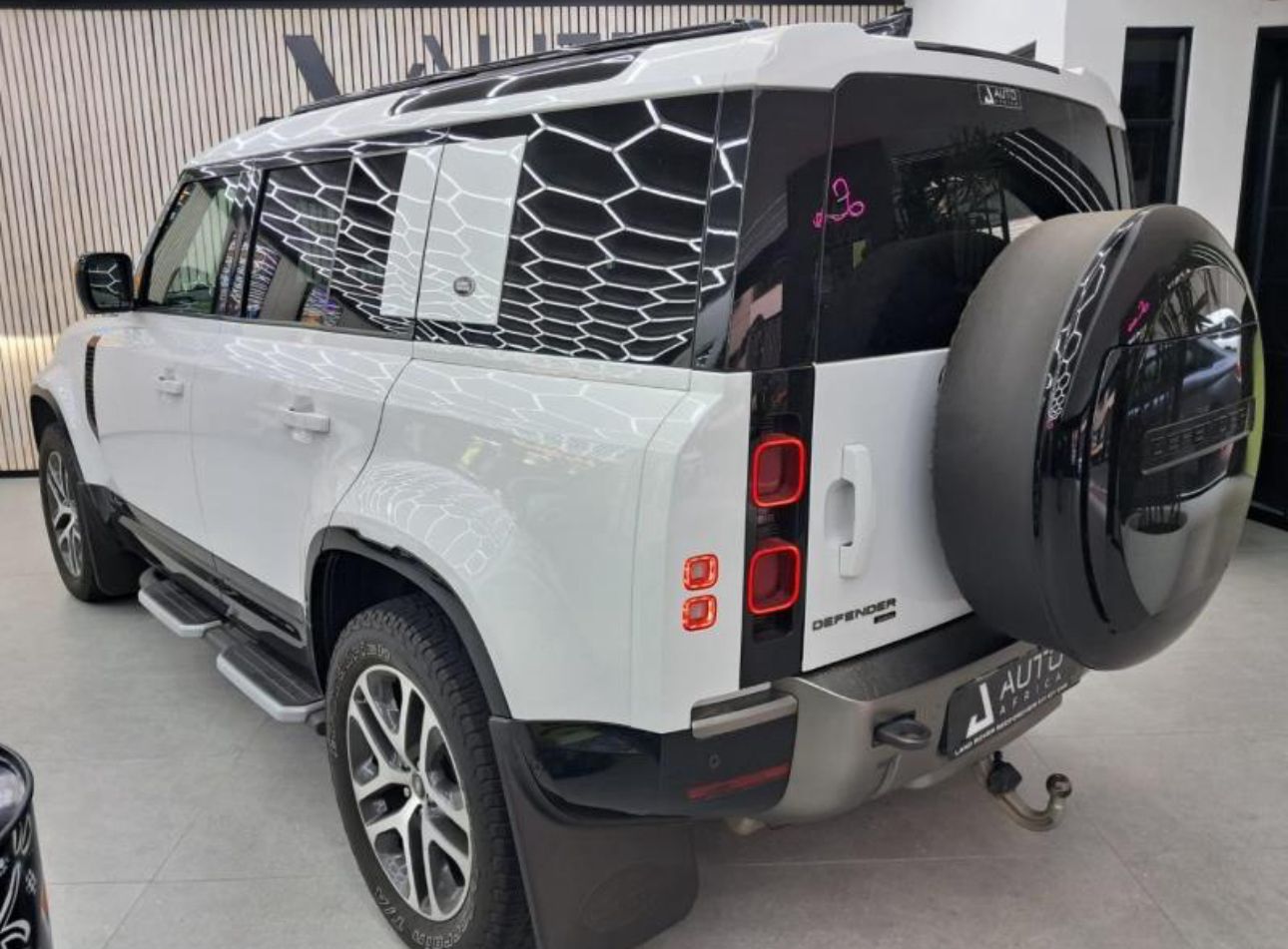 Landrover Defender (B4 Armoured)