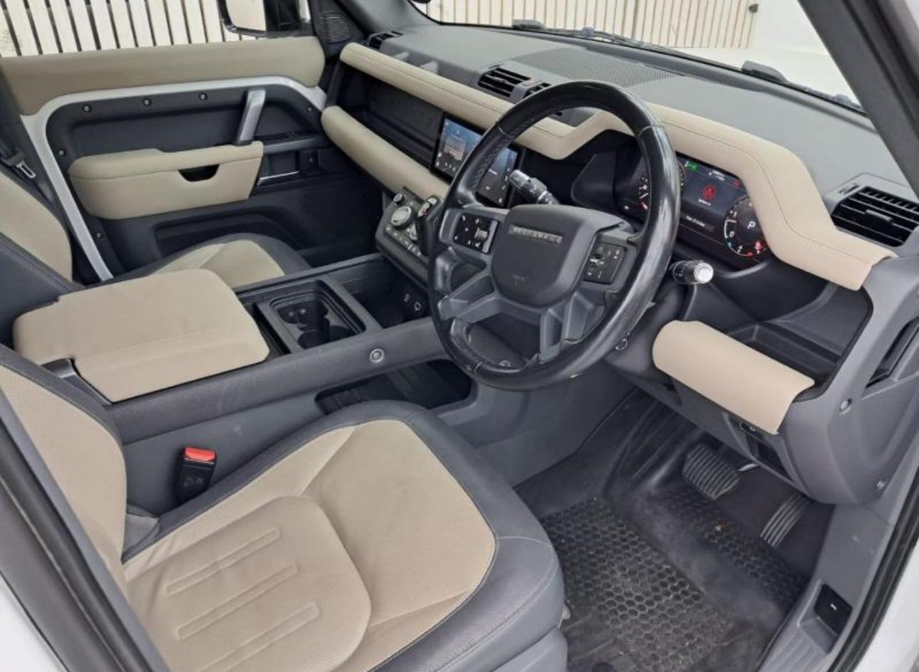 Landrover Defender (B4 Armoured)